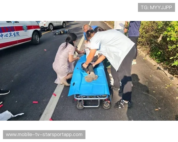 受伤倒地后全场安静，队友焦急围成一圈