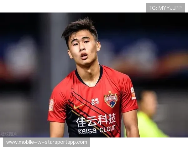 陕西联合冯伯元前场反抢，逼出后场解围出底线